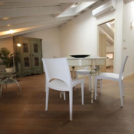 Mansarda Di Alice Apartman Desenzano del Garda Kültér fotó