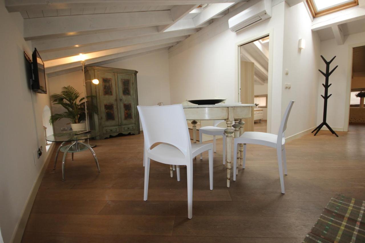 Mansarda Di Alice Apartman Desenzano del Garda Kültér fotó