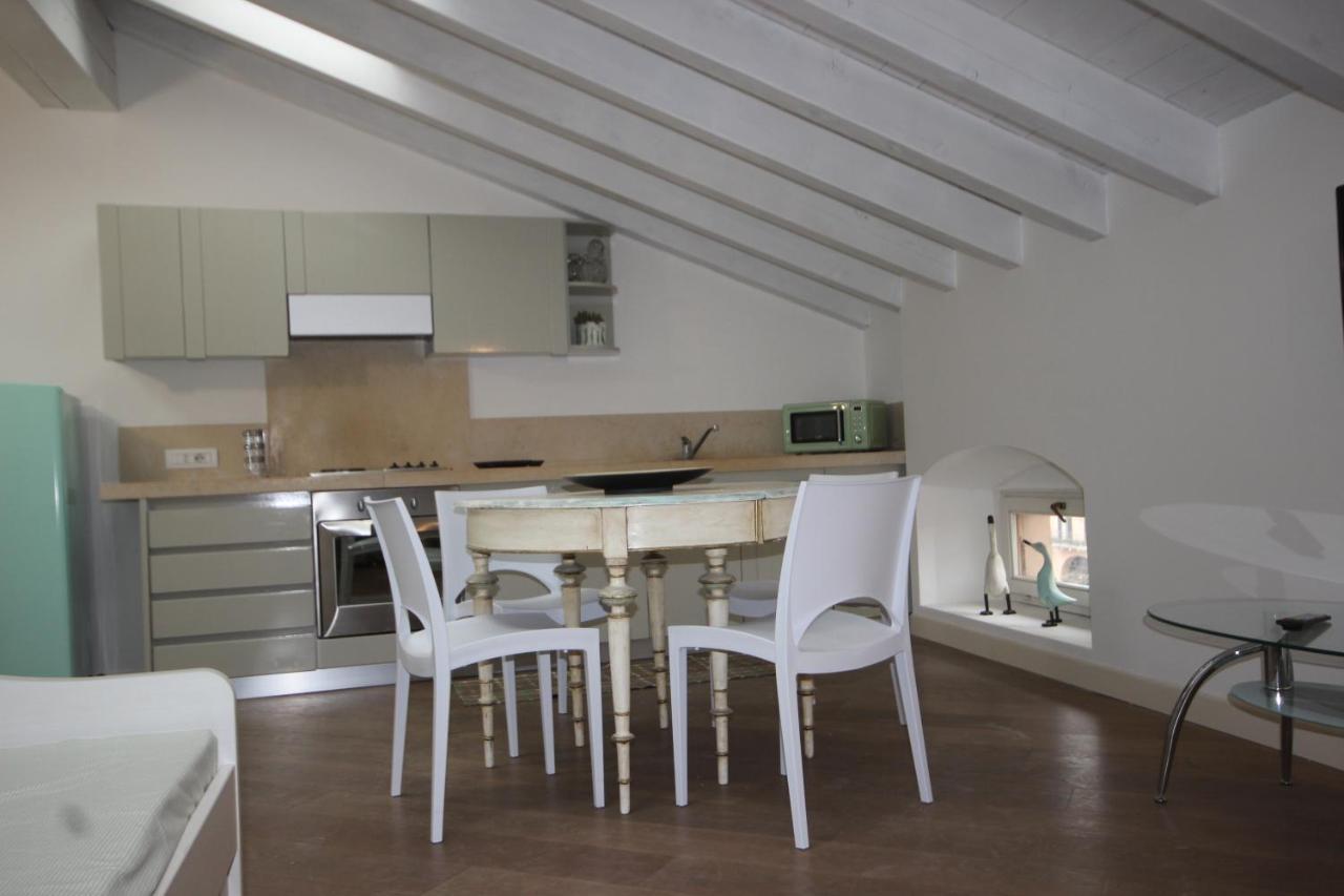 Mansarda Di Alice Apartman Desenzano del Garda Kültér fotó