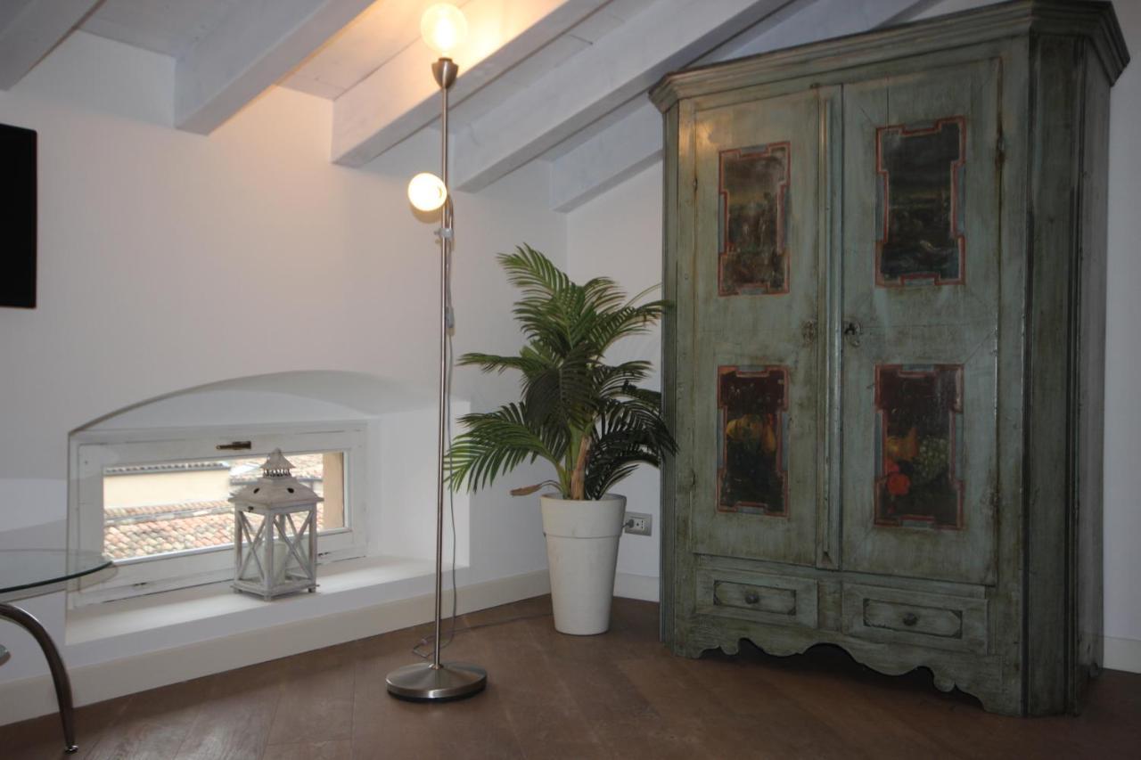 Mansarda Di Alice Apartman Desenzano del Garda Kültér fotó
