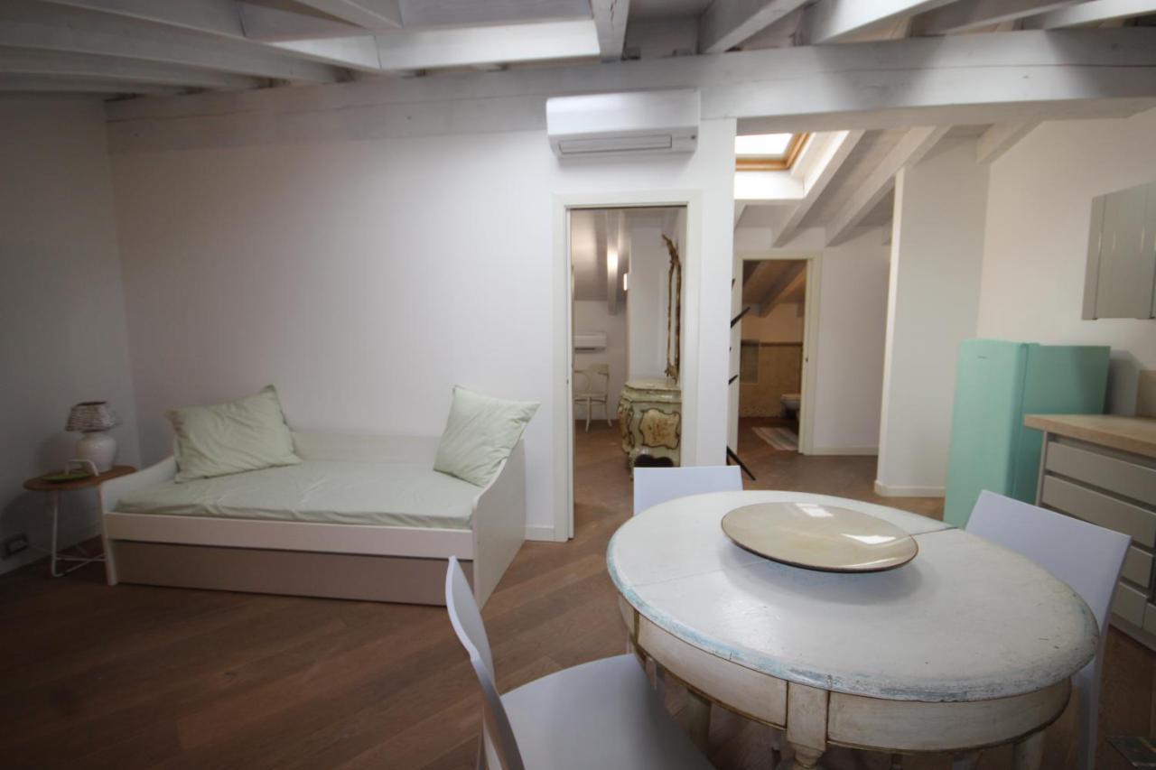 Mansarda Di Alice Apartman Desenzano del Garda Kültér fotó