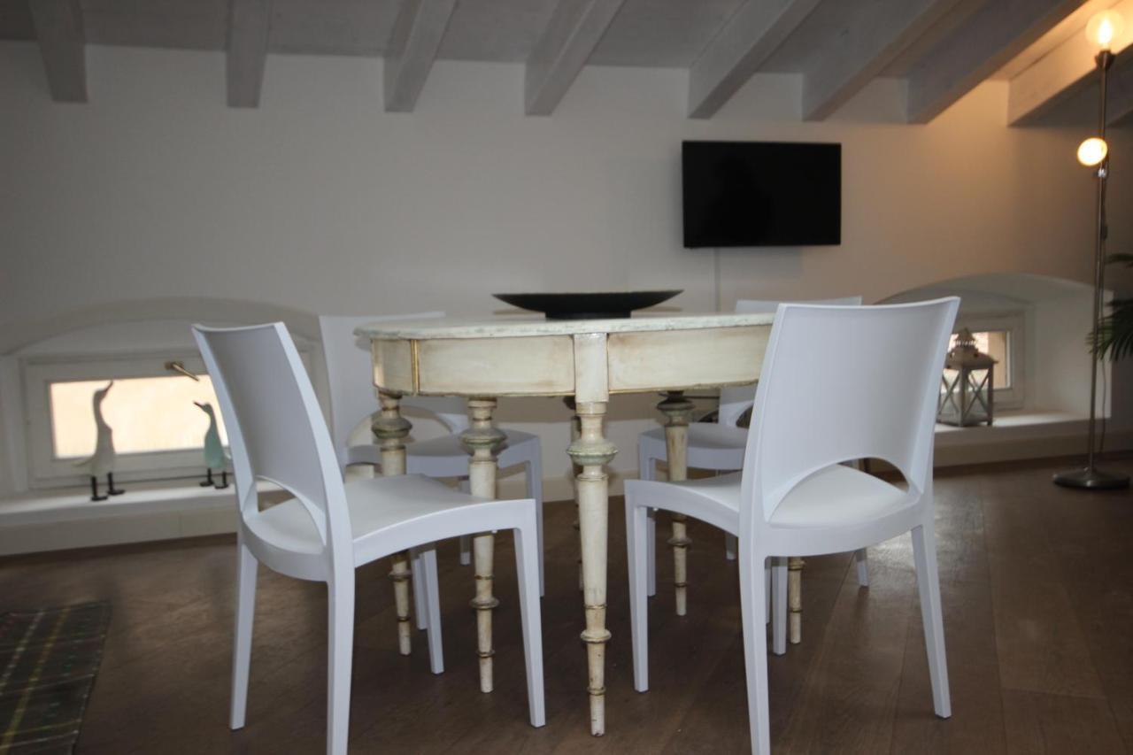 Mansarda Di Alice Apartman Desenzano del Garda Kültér fotó
