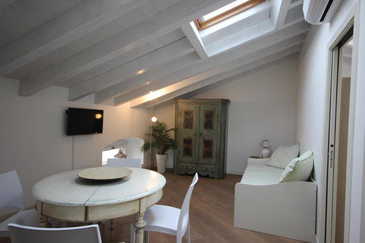 Mansarda Di Alice Apartman Desenzano del Garda Kültér fotó